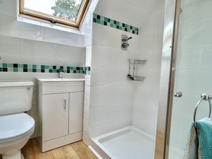 Master En-suite- click for photo gallery
